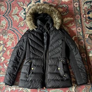 Stylish Black Puffer Jacket with Faux Fur Hood